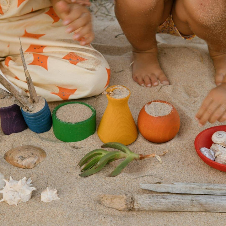Grapat Pots collection in the sand with children