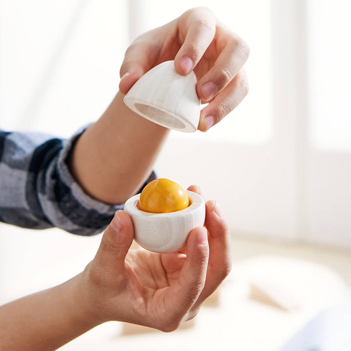 Person holding the crackable egg from the Creative Play – Wooden Eggs Play Food Set egg,