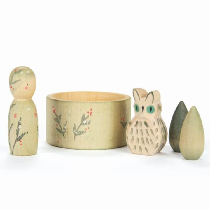 Set of wooden toys including a cylindrical container, owl figurine, and two teardrop-shaped objects on a white background. Grapat Hello Winter set
