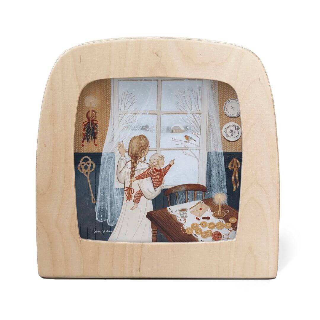 Toverlux Lamp Transparency – “Robin” by Robin Pieterse, from the Winter Collection. A mother and child look out a frosted window at a small red robin perched in the snow - Bella Luna Toys
