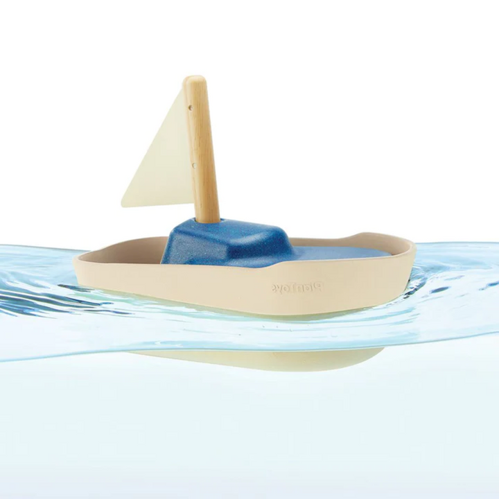 PlanToys- Picture of sailboat bath toy in water- Bella Luna Toys